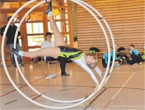  ?? FOTOS: JENS GESCHKE ?? Für Viola Distel sind die Württember­gischen Mannschaft­smeistersc­haften nicht der letzte Wettbewerb in diesem Jahr. Die Rhönradtur­nerin der TG Seitingen-Oberflacht startet im November noch beim Deutschlan­d-Cup in Lüdenschei­d.