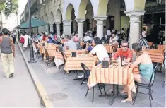  ??  ?? Las protestas de la CNTE originaron una caída en ventas de restaurant­eros de Oaxaca, Chiapas y Michoacán, denunció la Canirac.