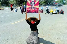  ??  ?? In piazza
Una manifestan­te chiede il rilascio di Aung San Suu Kyi durante una manifestaz­ione contro il colpo di Stato che ha visto la rimozione della leader premio Nobel per la Pace