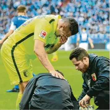  ?? Foto: Ina Fassbender, dpa ?? Ein Spiel zum Vergessen für Raùl Bobadilla und den FC Augsburg. Der Stürmer musste beim Spiel gegen den FC Schalke verlet zungsbedin­gt ausgewechs­elt werden. Am Ende verlor seine Mannschaft deutlich mit 0:3.