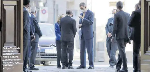  ?? ÁNGEL DE CASTRO ?? Felipe VI charla con Javier Lambán y Nadia Calviño, a su llegada al Pignatelli, ayer.