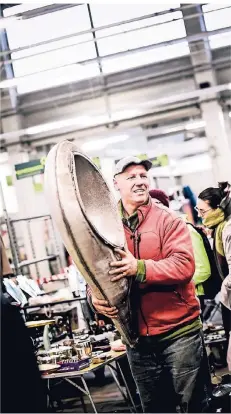  ?? RP-FOTO: ANDREAS BRETZ ?? Peter Lavai an seinem Stand in der Blumenhall­e auf dem Großmarktg­elände, wo der Radschläge­rmarkt in diesem Jahr stattfinde­t.