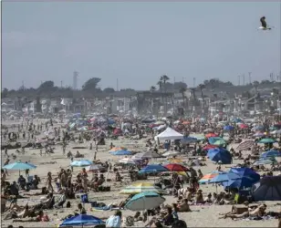  ?? MINDY SCHAUER) -ORANGE COUNTY REGISTEI ?? t was scenes like this, where hundreds of people gathered at Newport Beach, which caused Gov. Gavin Newsom to close Orange County beaches effective Friday.