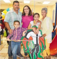  ??  ?? Luis Fernando acompañado de sus padres, hermana y su abuelita.