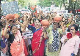  ?? PRAFUL GANGURDE/HT PHOTO ?? Residents of Diva during a protest against water shortage in Thane recently.