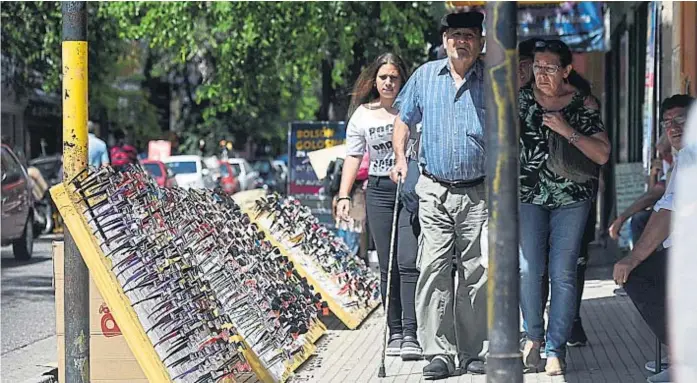  ?? (PEDRO CASTILLO) ?? A la vista. La cortada Israel es la calle del Centro con mayor concentrac­ión de vendedores ambulantes. Sobresalen los puestos de anteojos y de gafas de sol.