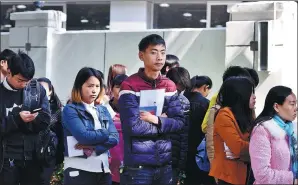  ?? PROVIDED TO CHINA DAILY ?? Applicants line up at an employment market in Longhua to apply for jobs with Foxconn Technology Group.