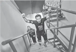  ?? — Gambar Bernama ?? BERJAYA: Aksi ceria seorang peserta selepas berjaya menaiki tangga menuju ke puncak Menara Kuala Lumpur pada acara ‘Kuala Lumpur Tower Internatio­nal Towerthon Challenge 2018’ di Kuala Lumpur, semalam.