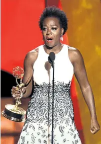  ??  ?? Zwei besonders emotionale Momente: Viola Davis gewann als erste schwarze Hauptdarst­ellerin einen
Emmy, und Jon Hamm, sentimenta­ler Favorit vieler, wurde für seine Rolle in „Mad Men“geehrt.