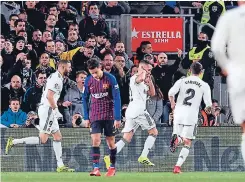  ?? FOTOS: AFP ?? Lucas Vázquez no quiere “escuchar” el silencio culé tras el 1-0.