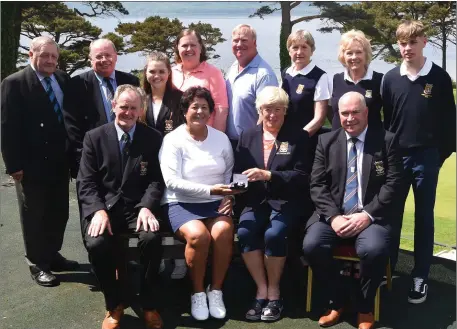  ??  ?? Lady Captain Sheila Crowley making a special presentati­on to Profession­al Golfer Nancy Lopez during her visit to Killarney Golf and Fishing Club, Killarney with Jack Buckley President, Derry McCarthy Captain (back from left)( Johnny Houlihan Kerry...