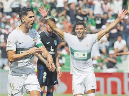  ?? Foto: EFE ?? Fidel celebra el único de los goles que se pudo ver en el Martínez Valero, en la cita ante el Atlético de Madrid