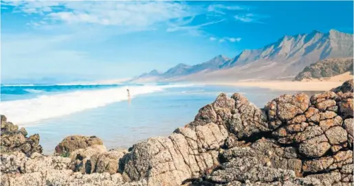  ?? ALAMY ?? La playa de Cofete, junto al macizo montañoso de Jandía, en la isla de Fuertevent­ura (Canarias).