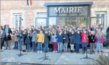  ??  ?? Les enfants devant la Mairie.