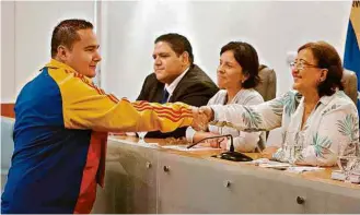  ?? Miguel Gutierrez - 15.out.2015/Efe ?? Ricardo Sánchez cumpriment­a Tibisay Lucena, presidente do Conselho Nacional Eleitoral