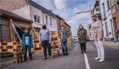  ?? FOTO ZB ?? De buren zijn de gevaarlijk­e situatie beu.