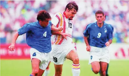  ??  ?? 1994
Mundial de EE UU Luis Enrique supo lo que es enfrentars­e a Italia en una gran competició­n. Y lo sufrió, con el codazo que no pitaron como penalti. Falló Julio Salinas y España perdió 2-1.