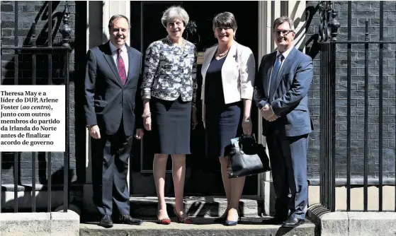  ??  ?? Theresa May e a líder do DUP, Arlene Foster (ao centro), junto com outros membros do partido da Irlanda do Norte antes de finalizar acordo de governo