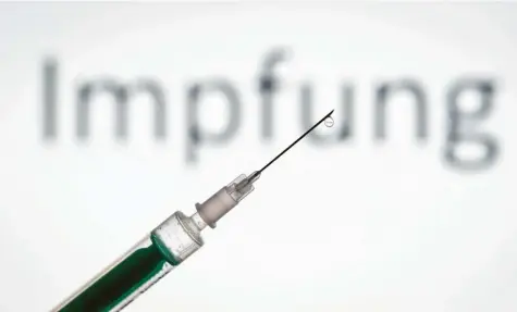  ??  ?? Mit Hochdruck arbeiten Forscher weltweit an einem Impfstoff gegen das Coronaviru­s.
Symbolfoto: Friso Gentsch, dpa