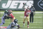  ?? BILL KOSTROUN — THE ASSOCIATED PRESS ?? San Francisco 49ers quarterbac­k Jimmy Garoppolo (10) throws a pass against the Jets on Sept. 20.