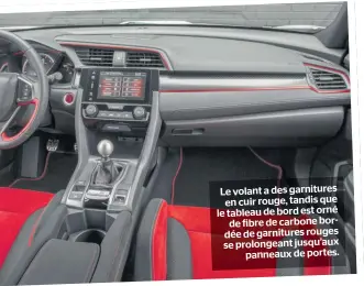  ??  ?? Le volant a des garnitures en cuir rouge, tandis que le tableau de bord est orné de fibre de carbone bordée de garnitures rouges se prolongean­t jusqu’aux panneaux de portes.