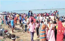  ?? PTI ?? Villagers look rescue operation after eight people drown in Ganga river at Fatuha in Patna on Sunday