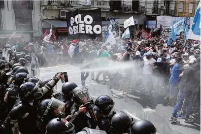  ?? NATACHA PISARENKO / AP–18/3/2024 ?? Polícia reprime manifestaç­ão em Buenos Aires: bons resultados econômicos e cresciment­o da pobreza