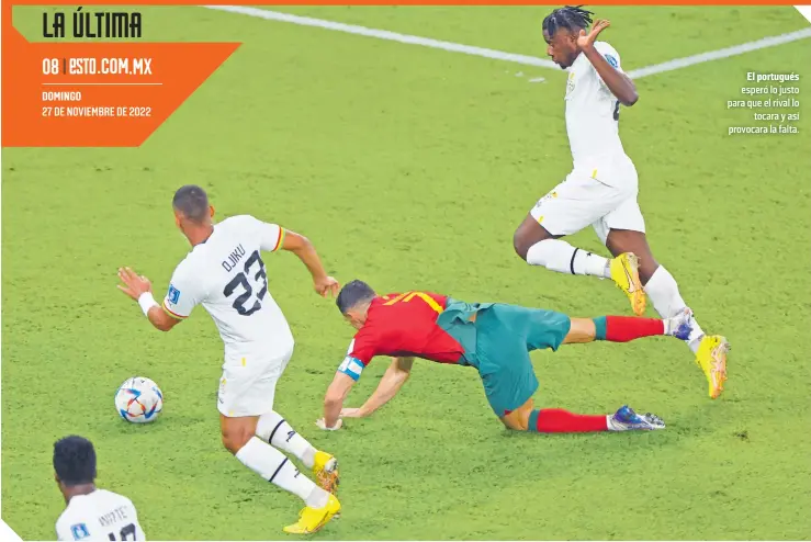  ?? FOTO: AFP ?? El portugués esperó lo justo para que el rival lo tocara y así provocara la falta.