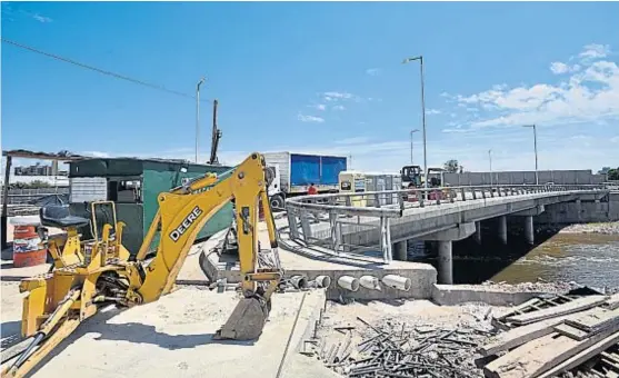  ?? (PEDRO CASTILLO) ?? Últimos días. Tramo final de los trabajos sobre el puente Letizia, en el nuevo acceso a la Terminal de Ómnibus.