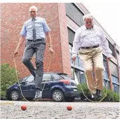  ?? ARCHIVFOTO: SEYBERT ?? Winfried Bosch (l.), Chef der Volksbank an der Niers, und Lutz Stermann, Vorsitzend­er des Kreissport­bundes Kleve, müssen in diesem Jahr auf große Sprünge verzichten.