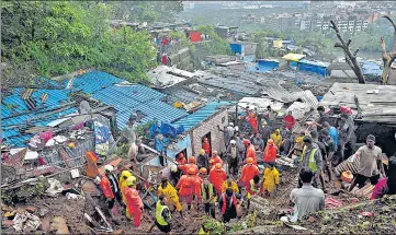  ?? SATISH BATE/HT PHOTO ?? Officials attempt to bring people stuck under the debris in Mumbai’s Chembur on Sunday.