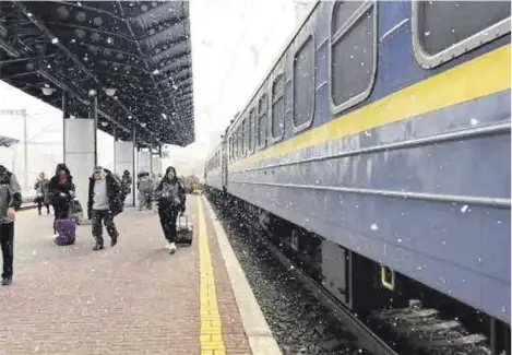  ?? Irene Savio ?? Viajeros del Kyiv Express, el tren que atraviesa Polonia hasta llegar a Kiev.