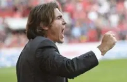  ?? FOTO PHOTO NEWS ?? Ook coach Sa Pinto kan weer wat rustiger ademhalen na de winst tegen Kortrijk.