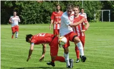  ?? Foto: Reinhold Radloff ?? Das Bild täuscht über den Verlauf des Spiels. Eigentlich agierte Klosterlec­hfeld und siegte zweistelli­g. Doch Markus Schmittner gelangen zwei Tore.