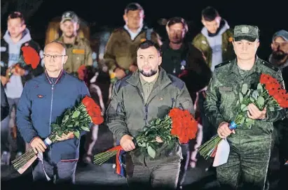  ?? ALEXANDER ERMOCHENKO / Reuters ?? Kirienko, a la izquierda, junto a los líderes de las autoprocla­madas repúblicas de Donetsk, Denís Pushilin, y Luhansk, Leonid Pásechnik, en una ceremonia celebrada el 8 de septiembre en un memorial de la Segunda Guerra Mundial