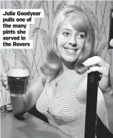  ?? ?? Julie Goodyear pulls one of the many pints she served in the Rovers
Richard O’Brien