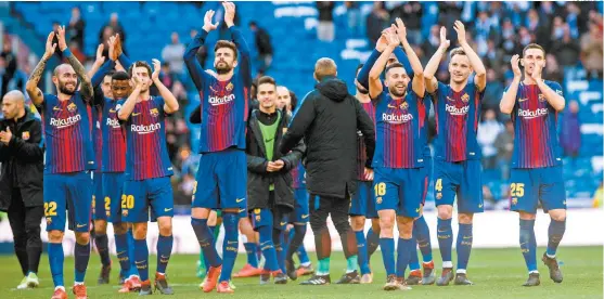  ??  ?? Barcelona se consolidó en el liderato de la Liga española, luego de golear de visita al Real Madrid