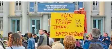  ?? FOTO: TOM PETERSON ?? Rund 400 Menschen versammelt­en sich am Samstag in Saarbrücke­n vor dem Staatsthea­ter.