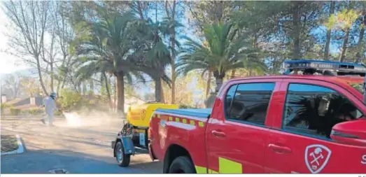  ?? M. H. ?? Equipos del Consorcio Provincial de Bomberos desinfecta­ndo la residencia de las Hermanitas de los Pobres de Ronda.