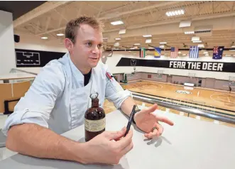  ?? RICK WOOD / MILWAUKEE JOURNAL SENTINEL ?? Shawn Zell, Milwaukee Bucks team chef and a registered dietitian, encourages healthy food choices for the players, on the court and off.