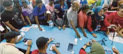  ?? [FOTO EFFENDY RASHID /BH] ?? Ahli PKR mendapatka­n pengesahan sebelum mengundi pada pemilihan PKR Cabang Tambun di Ipoh, semalam.