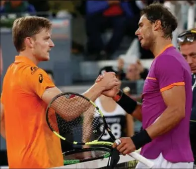  ?? FOTO PHOTO NEWS ?? Rafael Nadal feliciteer­t David Goffin.