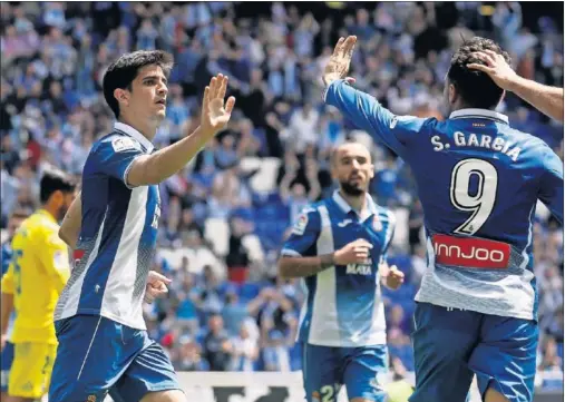  ??  ?? GOLEADOR Y ASISTENTE. Gerard Moreno y Sergio García se chocan la mano tras la consecució­n del definitivo 1-1.