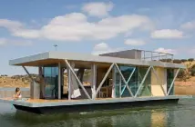  ??  ?? LIFE ON THE WATER? Dublin Bay could become home to around 50 modern houseboats like these