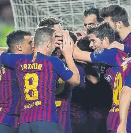  ?? FOTO: MANEL MONTILLA ?? Rafinha, felicitado tras el 1-0 El Barça se comportó como un bloque