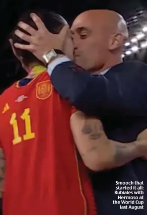  ?? ?? Smooch that started it all: Rubiales with Hermoso at the World Cup last August