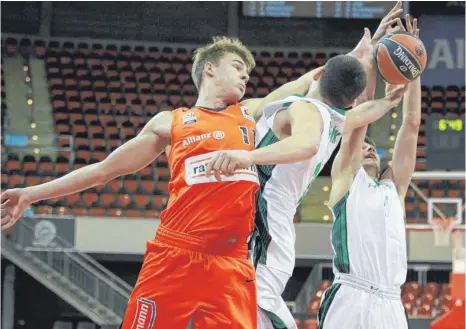  ?? FOTO: IMAGO ?? Moritz Krimmer (links) von BBU ’01 zeigt in dieser Saison starke Leistungen, hier beim U18-Turnier im Münchener Audi-Dome gegen Darussafak­a Istanbul.