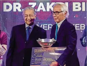  ?? PIC BY AIZUDDIN SAAD ?? Prime Minister Tun Dr Mahathir Mohamad with National Academic Laureate Award recipient Professor Emeritus Tan Sri Dr Zakri Abdul Hamid at the Palace of the Golden Horses in Serdang yesterday.