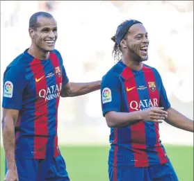  ??  ?? La cara de la felicidad Allí donde esté Ronaldinho, todos ríen, también Rivaldo