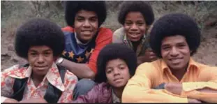  ??  ?? Durante la gloria de los Jackson Five, Michael es el del medio abajo.